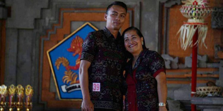 Pasangan Guru SMKN 1 Singaraja Juara Lomba Fashion Show Antar Guru Meriahkan BEE 2017