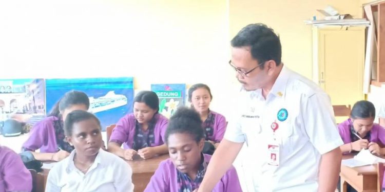 Puluhan Siswa SMK N 1 Singaraja Terima Pengenalan Sistem Imformasi Kearsipan Dinamis (SIKD)