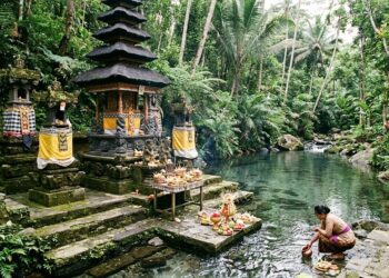 Makna Tirta: Harmoni Spiritual dan Sains dalam Tradisi Hindu di Bali