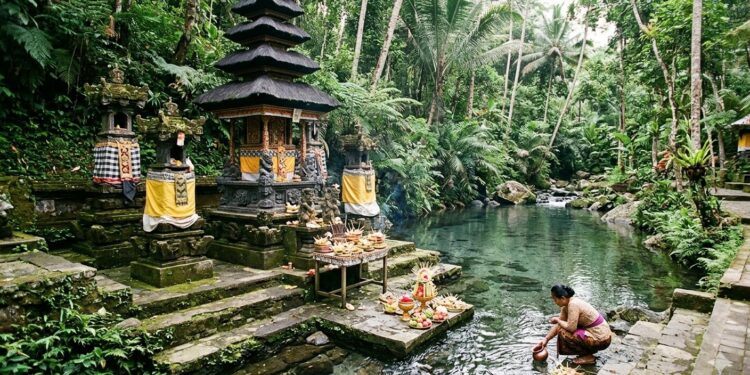 Makna Tirta: Harmoni Spiritual dan Sains dalam Tradisi Hindu di Bali
