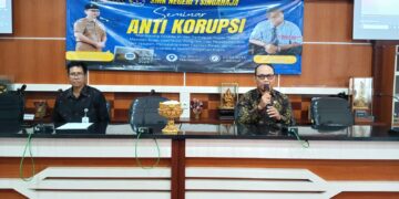 PENGARUH PENDIDIKAN ANTI KORUPSI DALAM MEMBENTUK KARAKTER SISWA ANTI KORUPSI (STUDI LITERATUR)